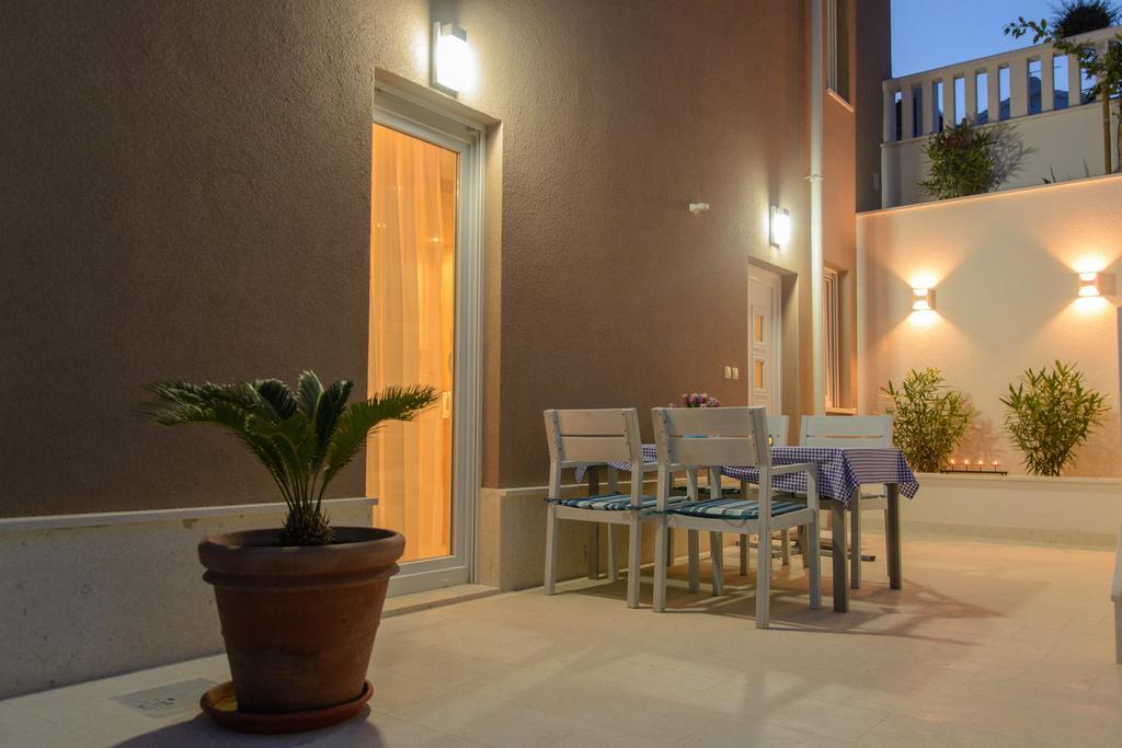 Apartments Villa Atlantis Traù Esterno foto
